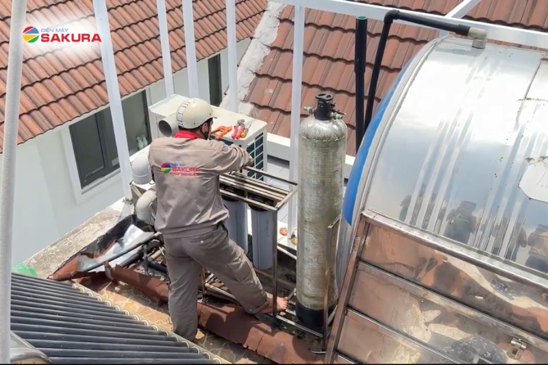 Sakura tiến hành tháo dỡ bộ lọc cũ không hiệu quả tại nhà khách hàng