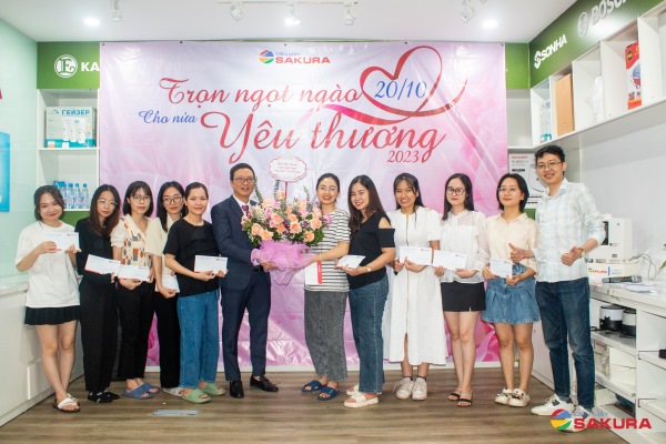 Trao bó hoa tươi thắm gửi tặng CBNV nữ của công ty