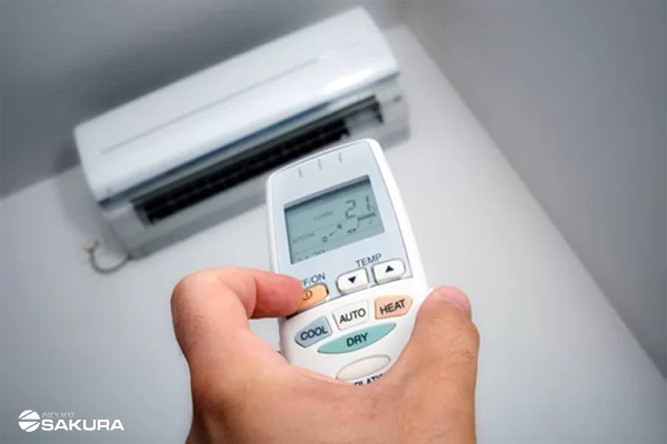 Bật điều hòa ở chế độ khô giúp giảm độ ẩm trong phòng hiệu quả