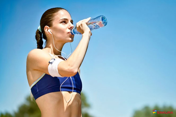 Nước uống thể thao là gì? Lợi ích khi uống nước thể thao